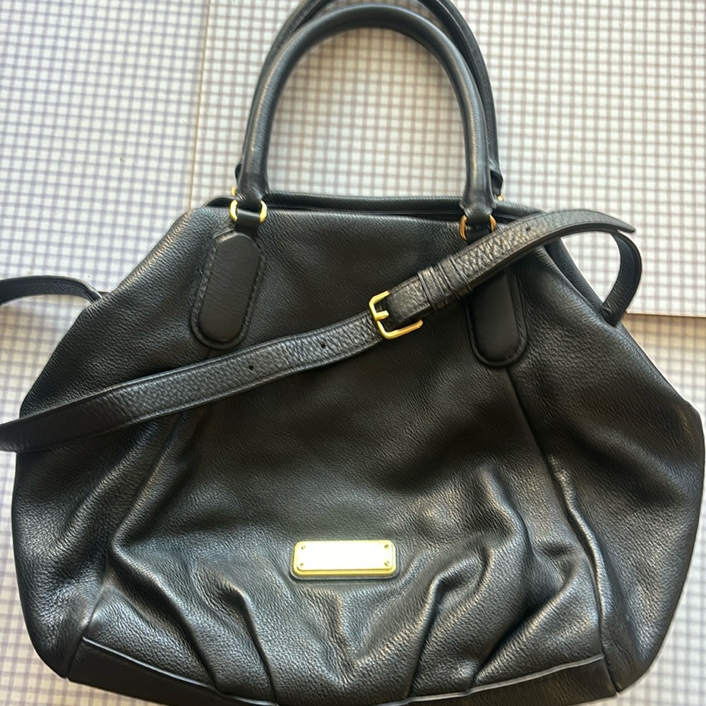 Marc Jacobs Women’s large leather tote/purse with a removable shoulder strap!
